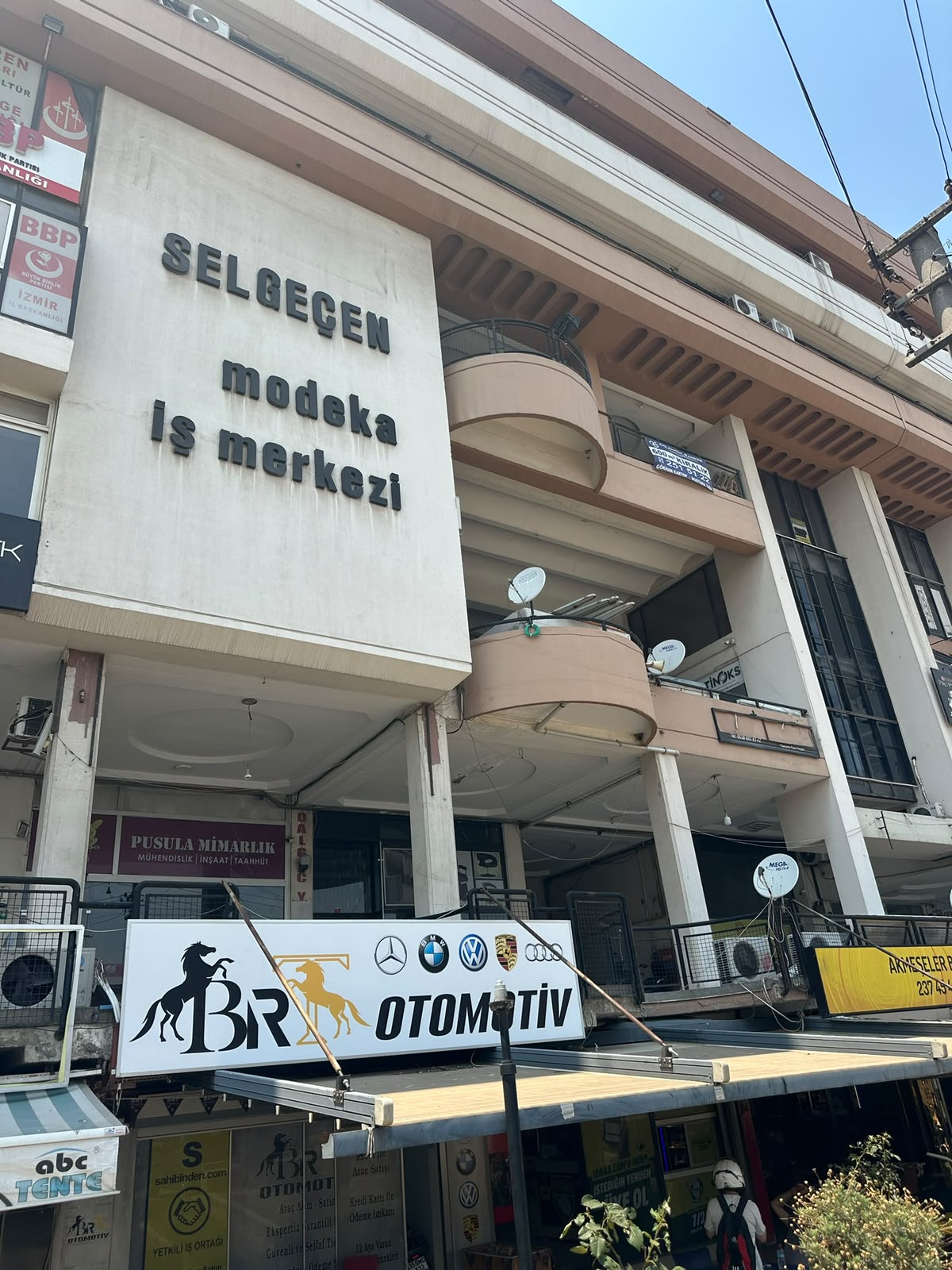 Selgeçen Modeka İş Merkezi Giriş Katı Kiralık Dubleks İşyeri