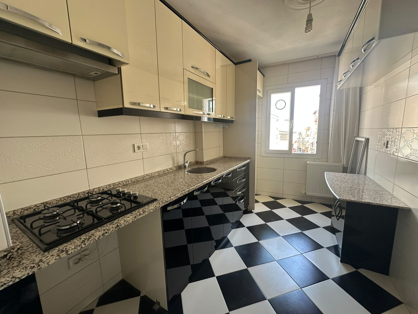 Merkezi Lokasyonda Kiralık 2+1 Kapalı Mutfak Çift Cephe Daire