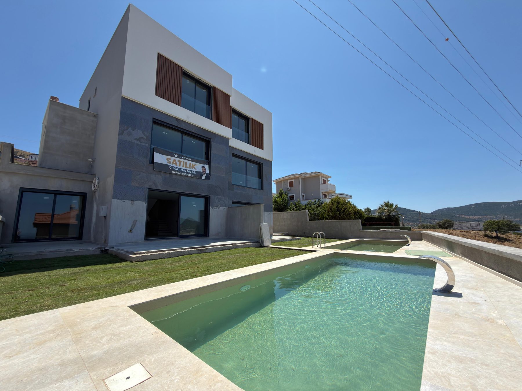 Güzelbahçe Yelki'de Satılık Müstakil Havuzlu Tripleks Villa